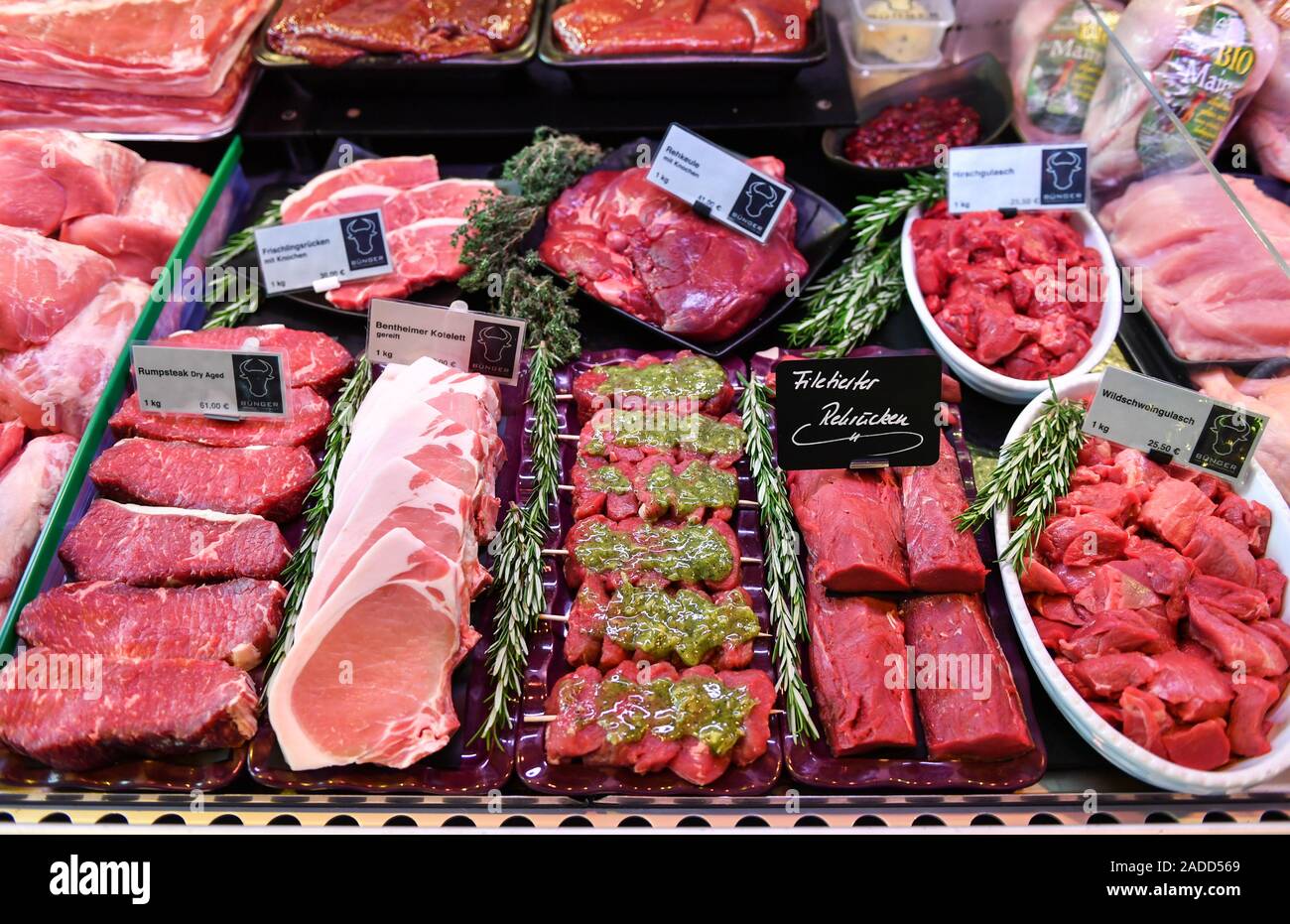 Berlin, Allemagne. 06Th Dec, 2019. La viande fraîche comme le pavé de rumsteak, gigot de chevreuil, selle de chevreuil et sanglier goulasch sont exposées dans l'Jens-Uwe Bünger boucherie. Seulement à l'être sur les entreprises artisanales et la boucherie de l'artisanat. Credit : Jens Kalaene Zentralbild-/dpa/ZB - ATTENTION : Seulement pour un usage éditorial dans le cadre de l'établissement de rapports sur l'artisanat ou de la boucherie et du commerce qu'avec mention complète de la crédit ci-dessus/dpa/Alamy Live News Banque D'Images