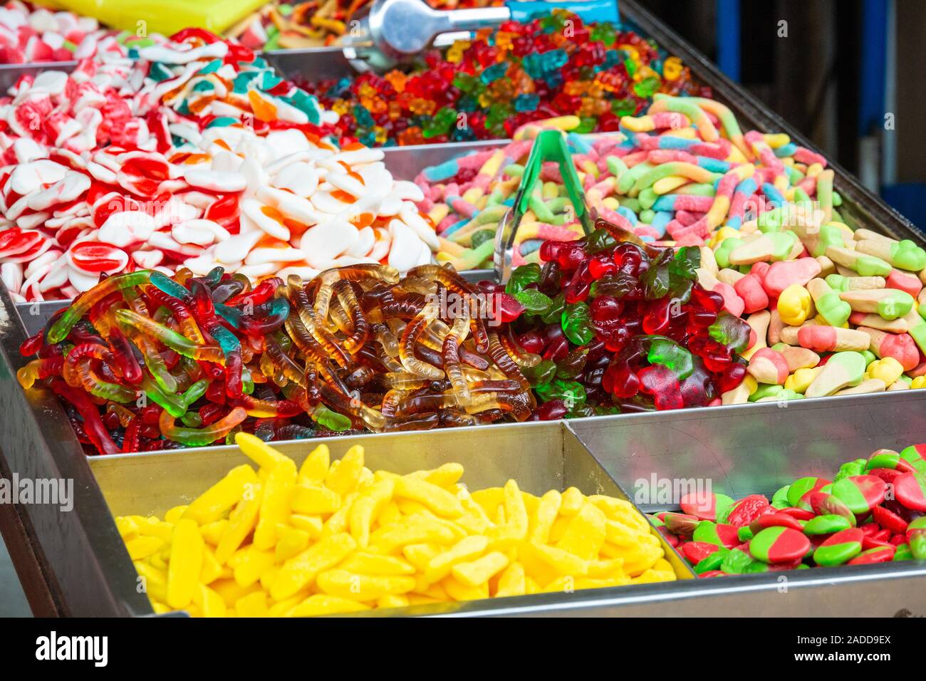 Multicolores, savoureux et riches en calories les marmelades et les gelées sont vendus sur le marché dans la vieille ville d'Acre au bord de la mer Méditerranée en J Banque D'Images