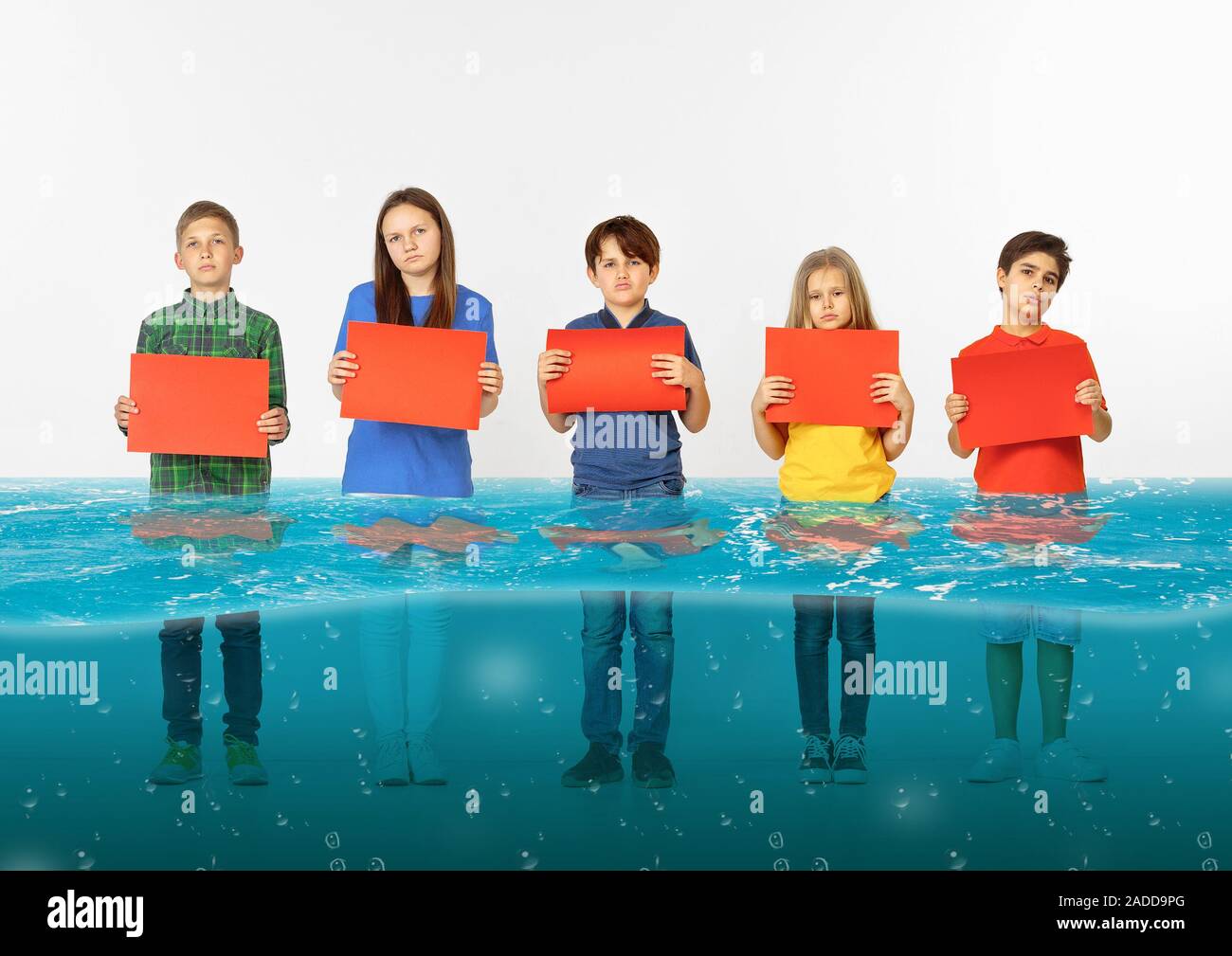 Noyé à la maison. Groupe d'enfants avec des bannières vierge debout dans l'eau de la fonte des glaciers, le réchauffement climatique. L'écologie, de l'environnement concept. Sauver la planète pour les générations futures, arrêter de dénaturer la nature. Banque D'Images