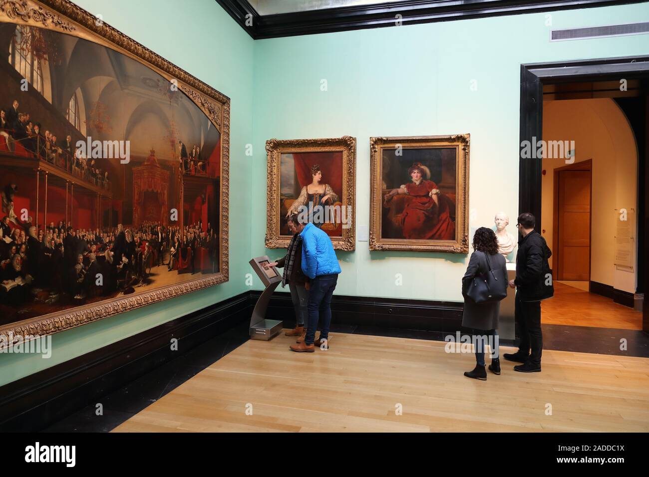 Les visiteurs de la National Portrait Gallery, London, UK Banque D'Images