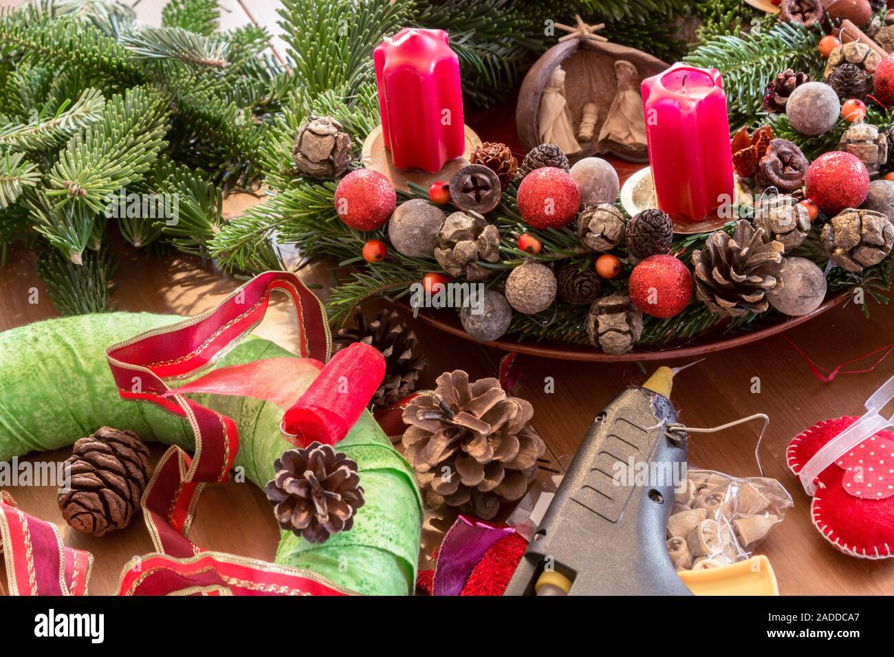Faire de la guirlande de noël traditionnelle hongroise sur la table Banque D'Images