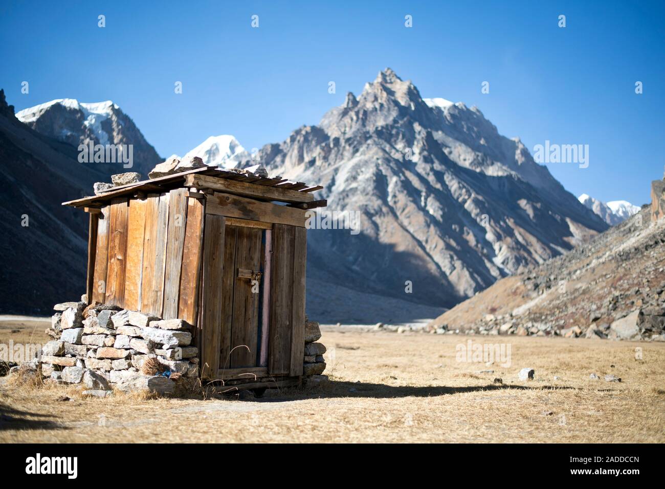 Hutte de toilette à Lhonak nichée sur la vallée de Kanchenjunga au bord du glacier, district de Taplejung, Népal Banque D'Images