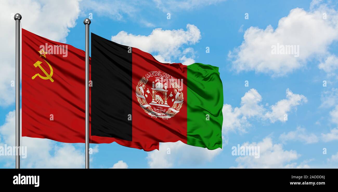 L'Union soviétique et l'Afghanistan drapeaux dans le vent contre ciel bleu nuageux blanc ensemble. Concept de diplomatie, de relations internationales Photo Stock - Alamy