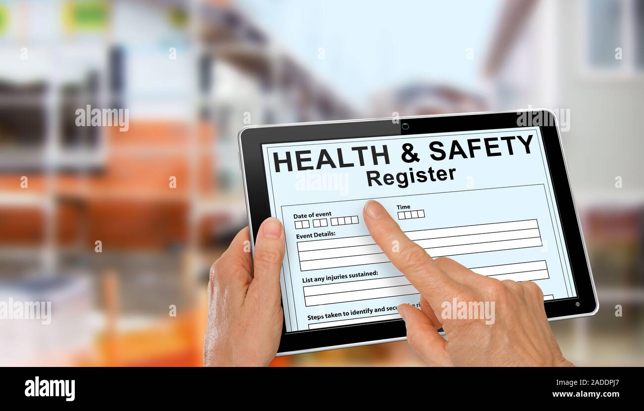Registre de santé et de sécurité avec rapport d'incident sur l'ordinateur tablette à côté de nouvelle construction Banque D'Images