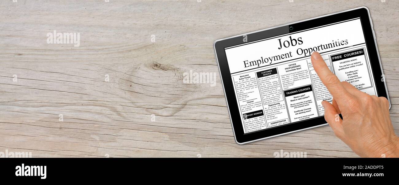 Recherche d'emploi en ligne la main avec tablette ordinateur lecture offres d'emploi sur la table - bannière concept recrutement Banque D'Images