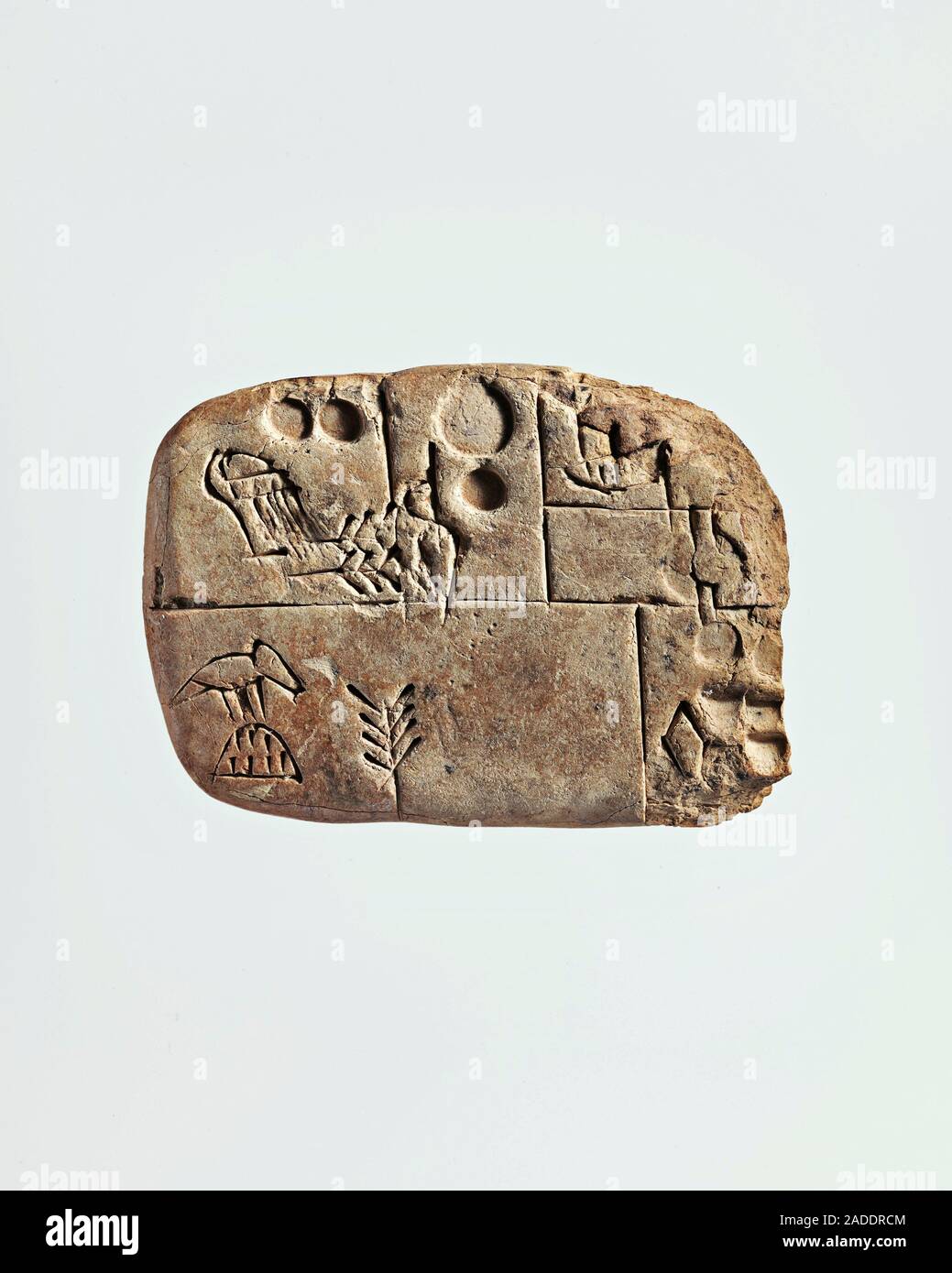Tablette d'écriture cunéiforme, 4e au 3e millénaire avant J.-C.. Compte  administratif de la mésopotamie sumérienne concernant la distribution de  l'orge et blé amidonnier. Il Photo Stock - Alamy