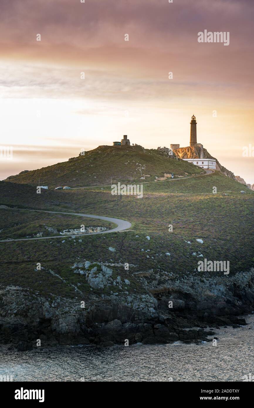 Le phare de Cape Vilan, Cabo Vilano, en Galice au coucher du soleil, Espagne Banque D'Images
