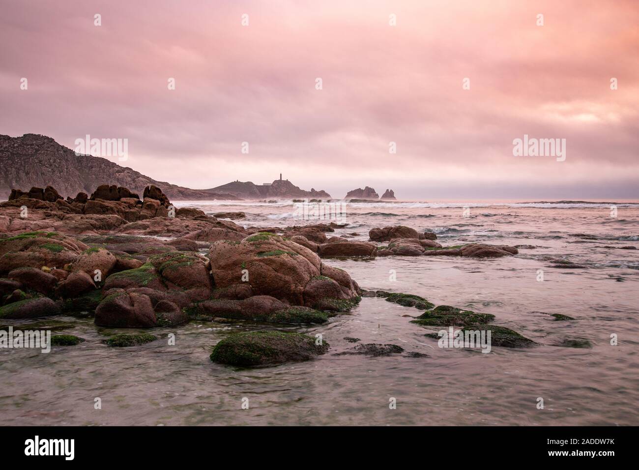 Le phare de Cape Vilan, Cabo Vilano, en Galice au coucher du soleil, Espagne Banque D'Images