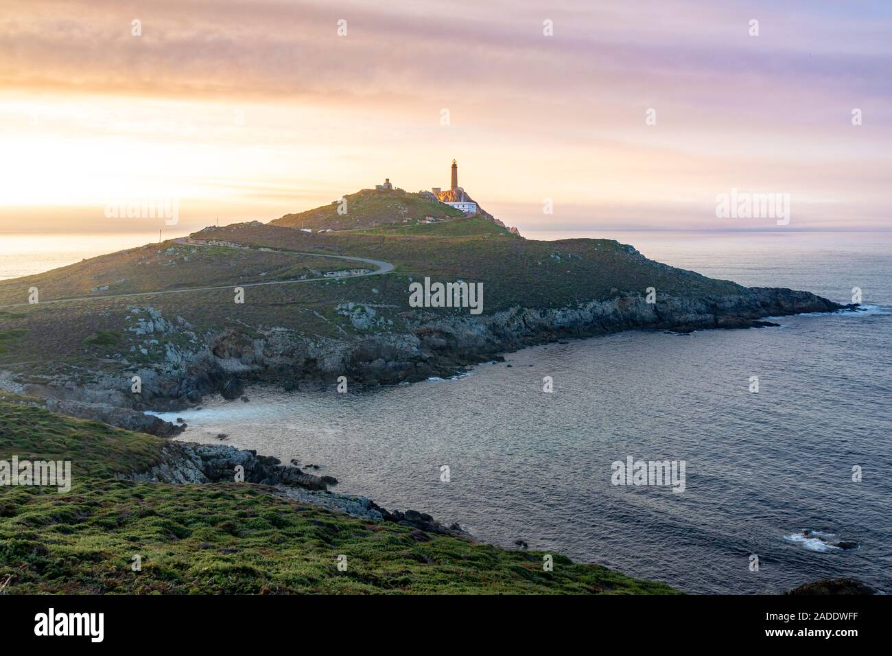 Le phare de Cape Vilan, Cabo Vilano, en Galice au coucher du soleil, Espagne Banque D'Images