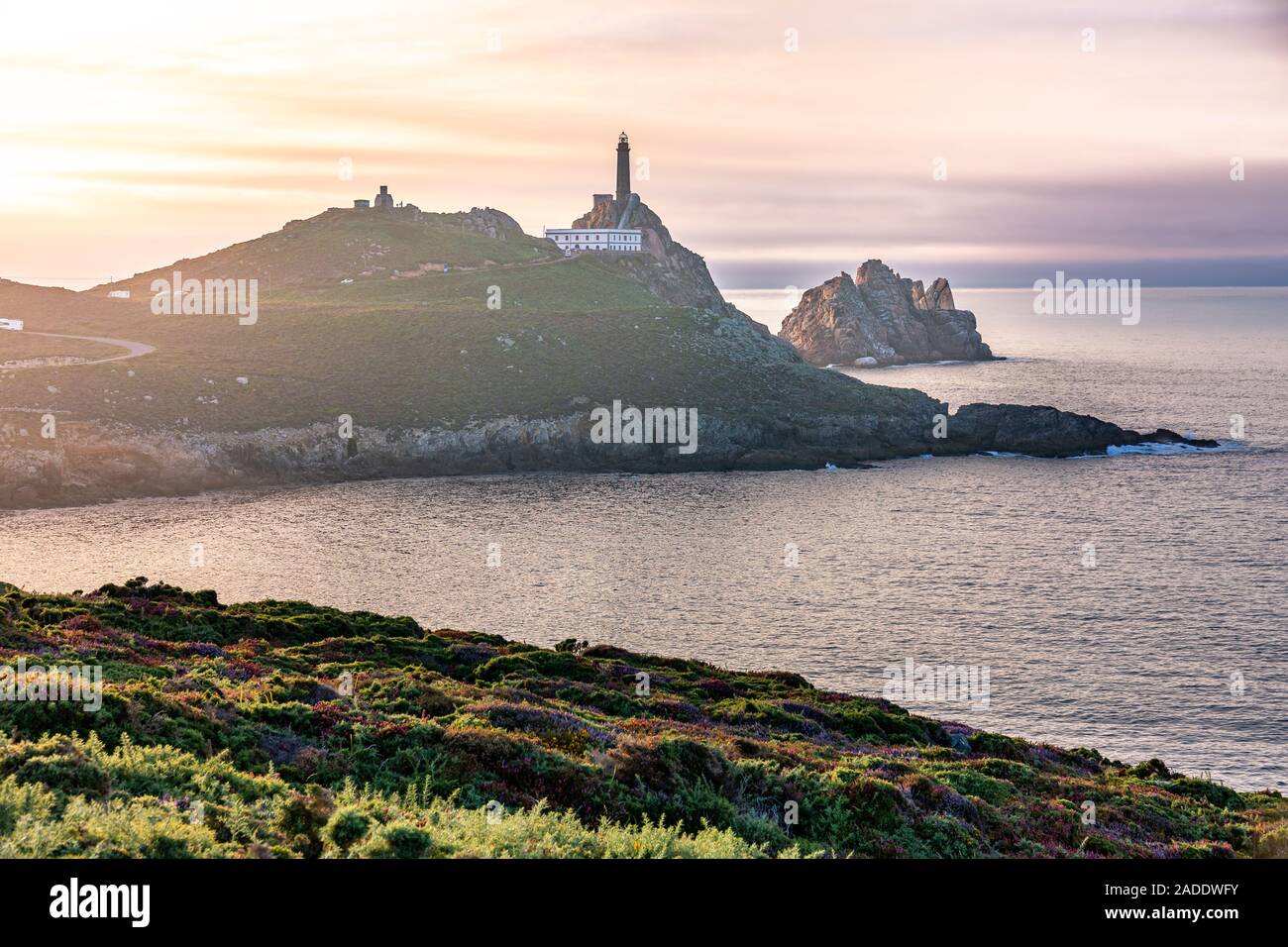Le phare de Cape Vilan, Cabo Vilano, en Galice au coucher du soleil, Espagne Banque D'Images