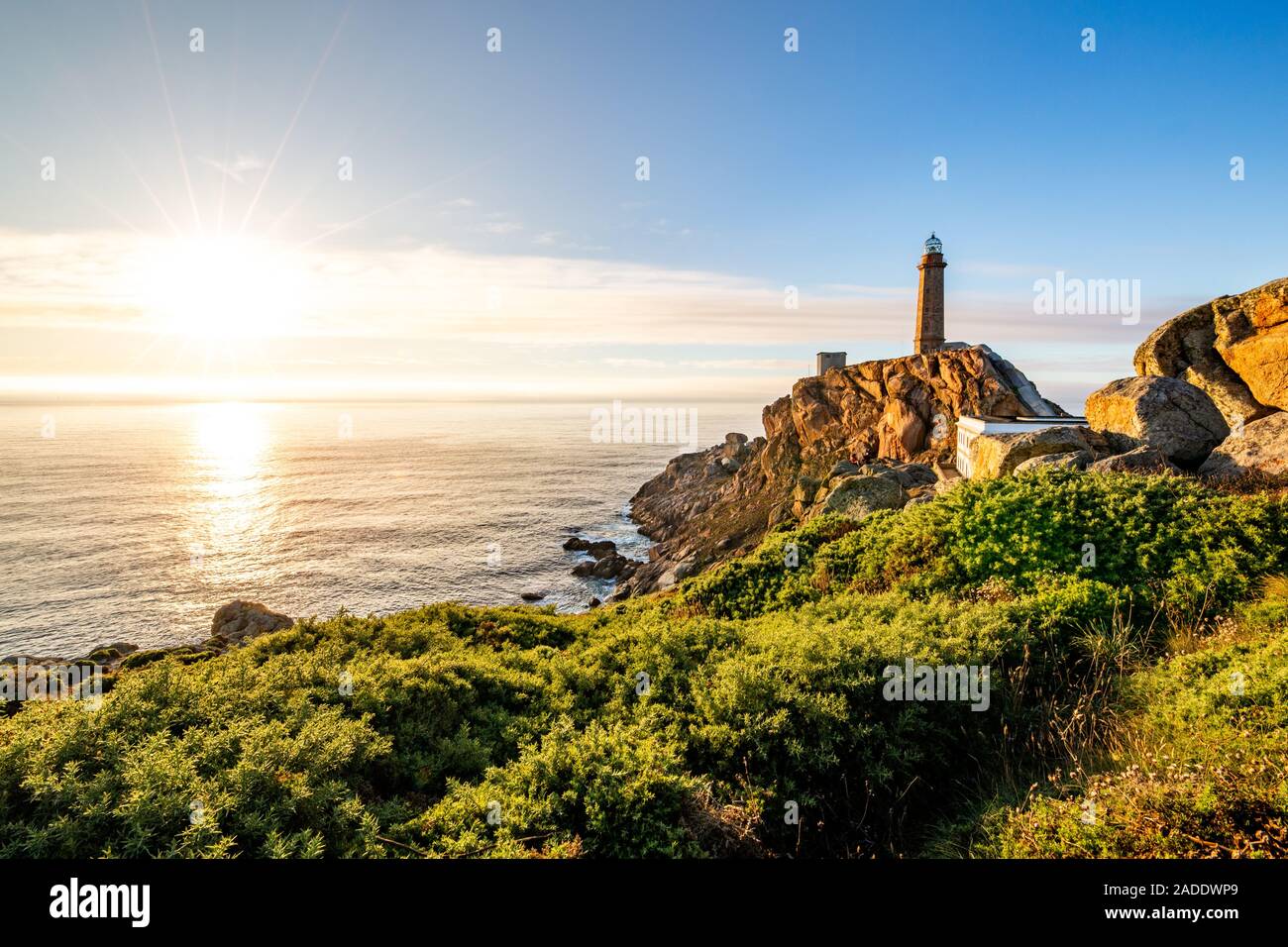 Le phare de Cape Vilan, Cabo Vilano, en Galice au coucher du soleil, Espagne Banque D'Images
