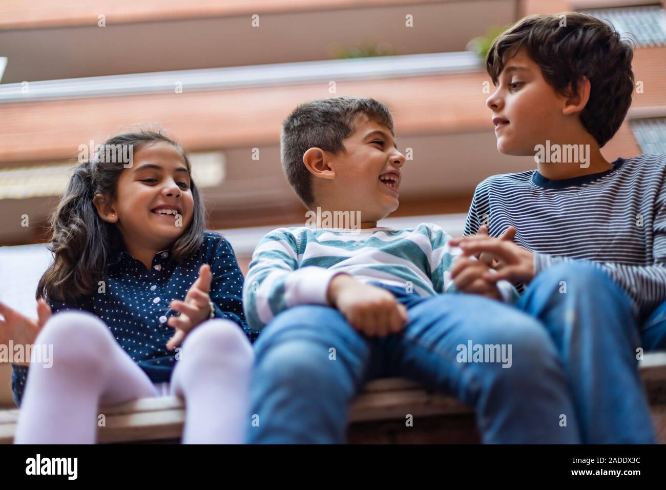 Trois amis sur le quartier capturées à partir de ci-dessous Banque D'Images