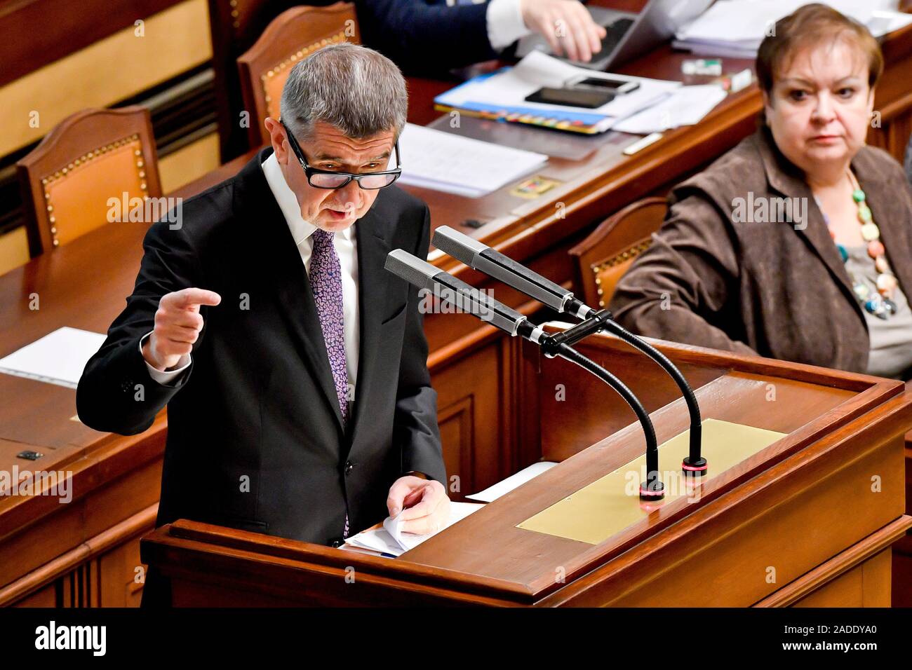 Prague, République tchèque. 08Th Nov, 2019. Le premier ministre tchèque Andrej Babis parle au cours de la session de la Chambre des Députés le 4 décembre 2019, à Prague, en République tchèque. Le gouvernement tchèque ne sera pas freiner l'économie même s'il ralentit, mais, contrairement à ses prédécesseurs de droite, il pompera plus d'argent dans les gens, les salaires et les investissements, Babis (ANO) a déclaré dans un débat avant le vote final sur le budget de l'Etat 2020 le projet de loi à la chambre basse. Photo : CTK Vit Simanek/Photo/Alamy Live News Banque D'Images