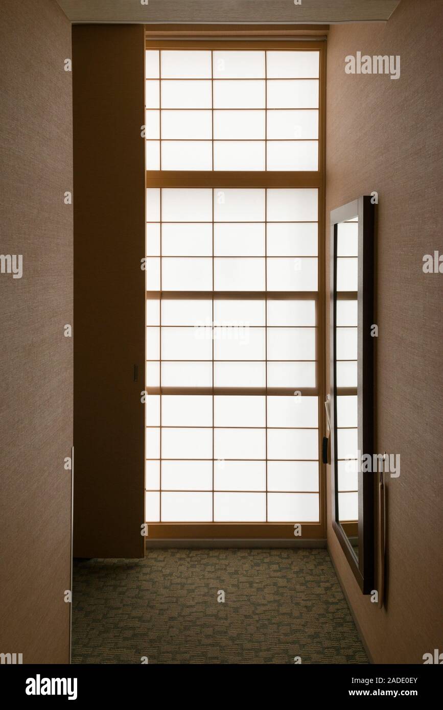 Traditionnel Japonais Shoji, porte coulissante, fenêtre ou séparateur de pièce faite de papier montée Banque D'Images
