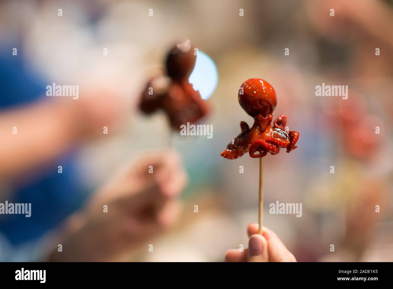 Tako tamago au marché Nishiki de Kyoto. Tako tamago est une rue populaire snack-alimentaire, c'est un poulpe bébé avec un oeuf de caille cuit fourré dans la tête Banque D'Images