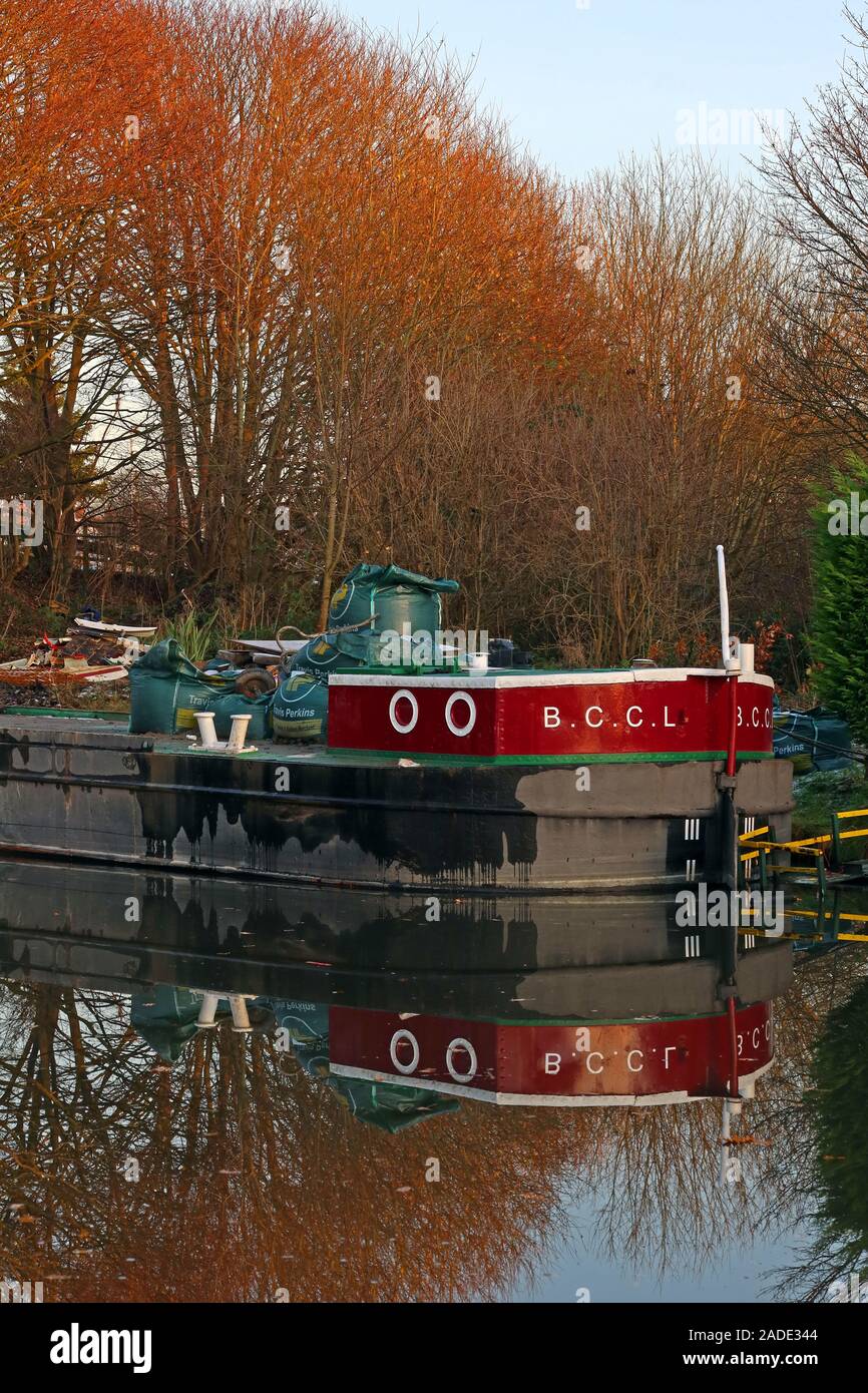 Bateau de canal traditionnel de travail Water Witch amarré sur le canal Bridgewater à Lymm, Cheshire, avec un reflet hivernal clair, WA13 9BZ Banque D'Images