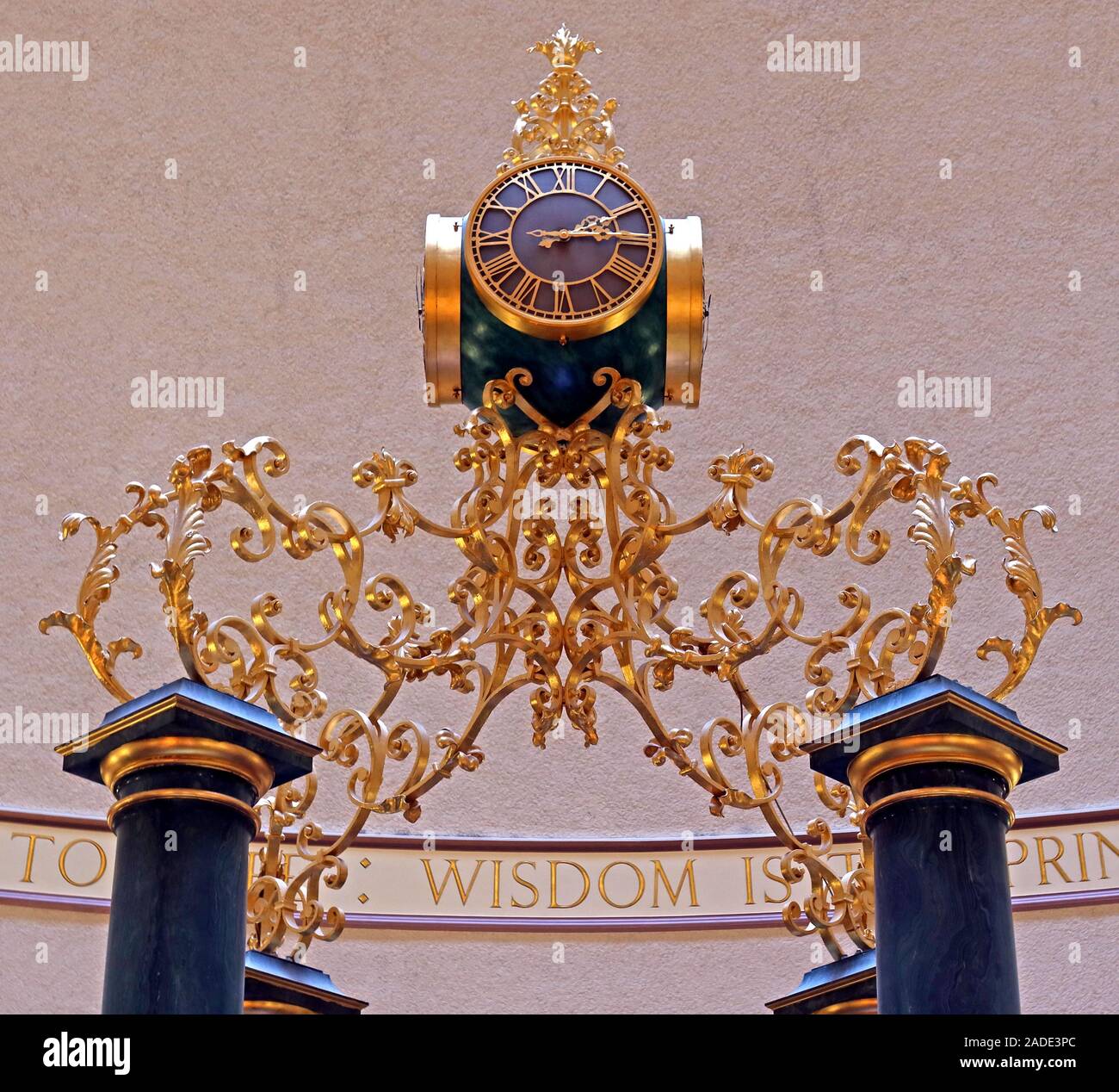 Wisdom,Golden Clock,Manchester UK Central Library Gold Clock,The main Library Oxford Road Manchester,North West,England,UK, M13 9PP Banque D'Images