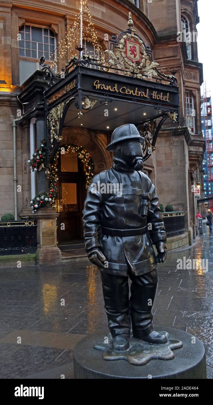 Citizen Firefighter, 99 Gordon Street, devant le Grand Central Hotel, Glasgow, Écosse, G1, par le sculpteur Kenny Hunter, pour Strathclyde Fire & Rescue 2001 Banque D'Images