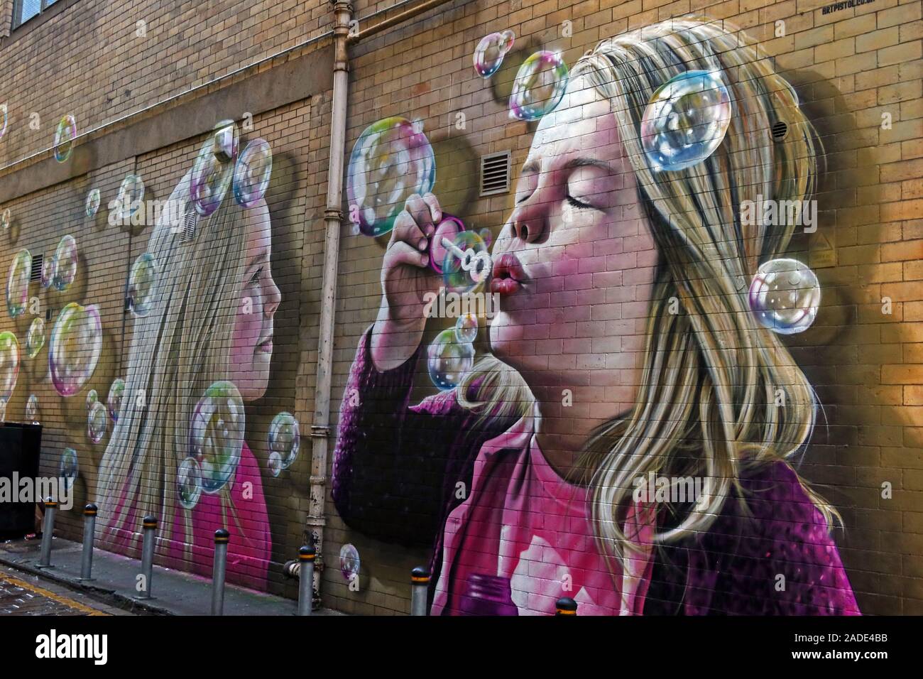 Fille soufflant des bulles, œuvre peinte, par Rogue et Art Pistol 2019, Renfield Lane, Glasgow, Écosse, Royaume-Uni, G2 5AR Banque D'Images