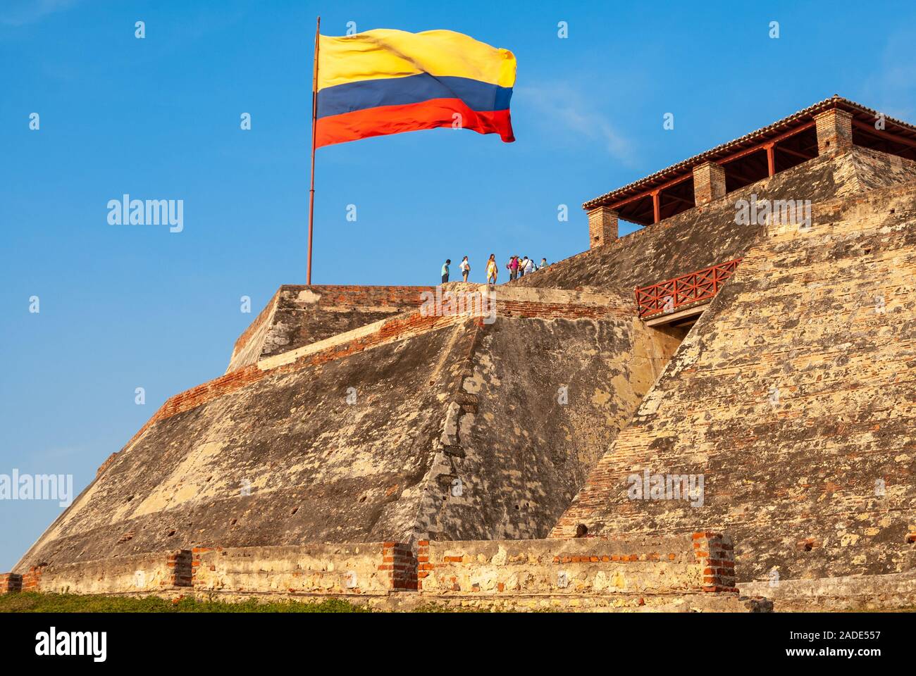 Drapeau colombien sur le Castillo de San Felipe de Barajas, à Cartagena de Indias, Colombie Banque D'Images