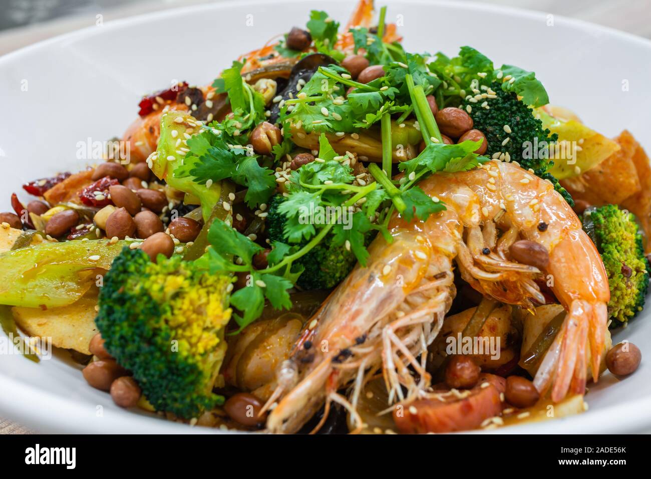 Mala Xiang Guo (sauté de légumes pot). Chongqing épicée du Sichuan Pot parfumé. Gras, épicé, et engourdissement sauce chinoise qui se compose de grains de poivre, piment Banque D'Images