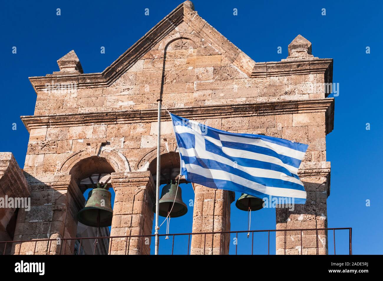 Drapeau grec est le beffroi de l'église Saint Nicholas Molou sur place Solomos. Zakynthos, Grèce Banque D'Images