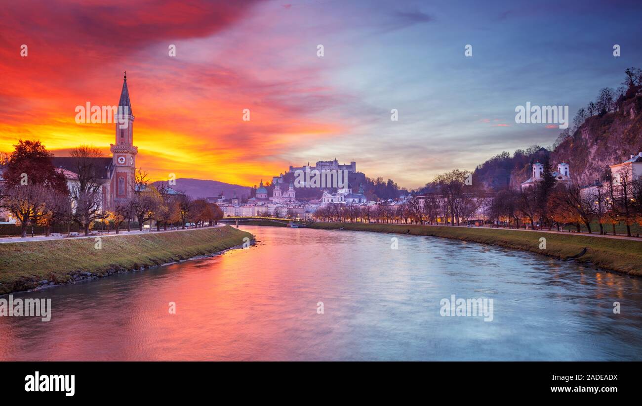 Salzbourg, Autriche. Paysage urbain panoramique image de la Salzbourg, Autriche avec cathédrale de Salzbourg au cours de l'automne beau lever du soleil. Banque D'Images
