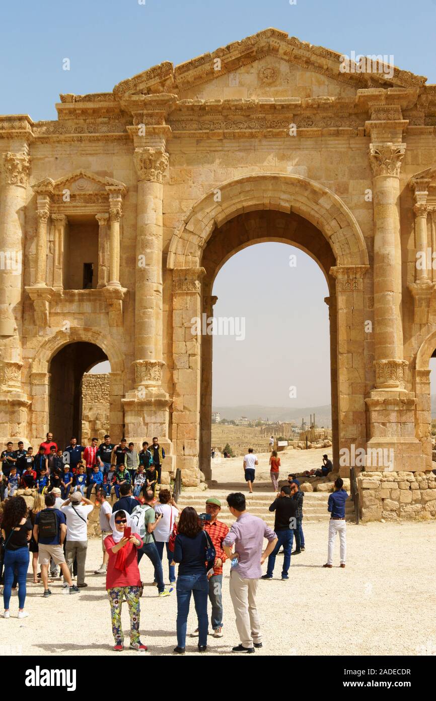 Jerash, JORDANIE - Mai 1, 2018 : les touristes debout devant l'Arche d'Hadrien à l'entrée du site archéologique de Jerash, 50 km loin de la Banque D'Images