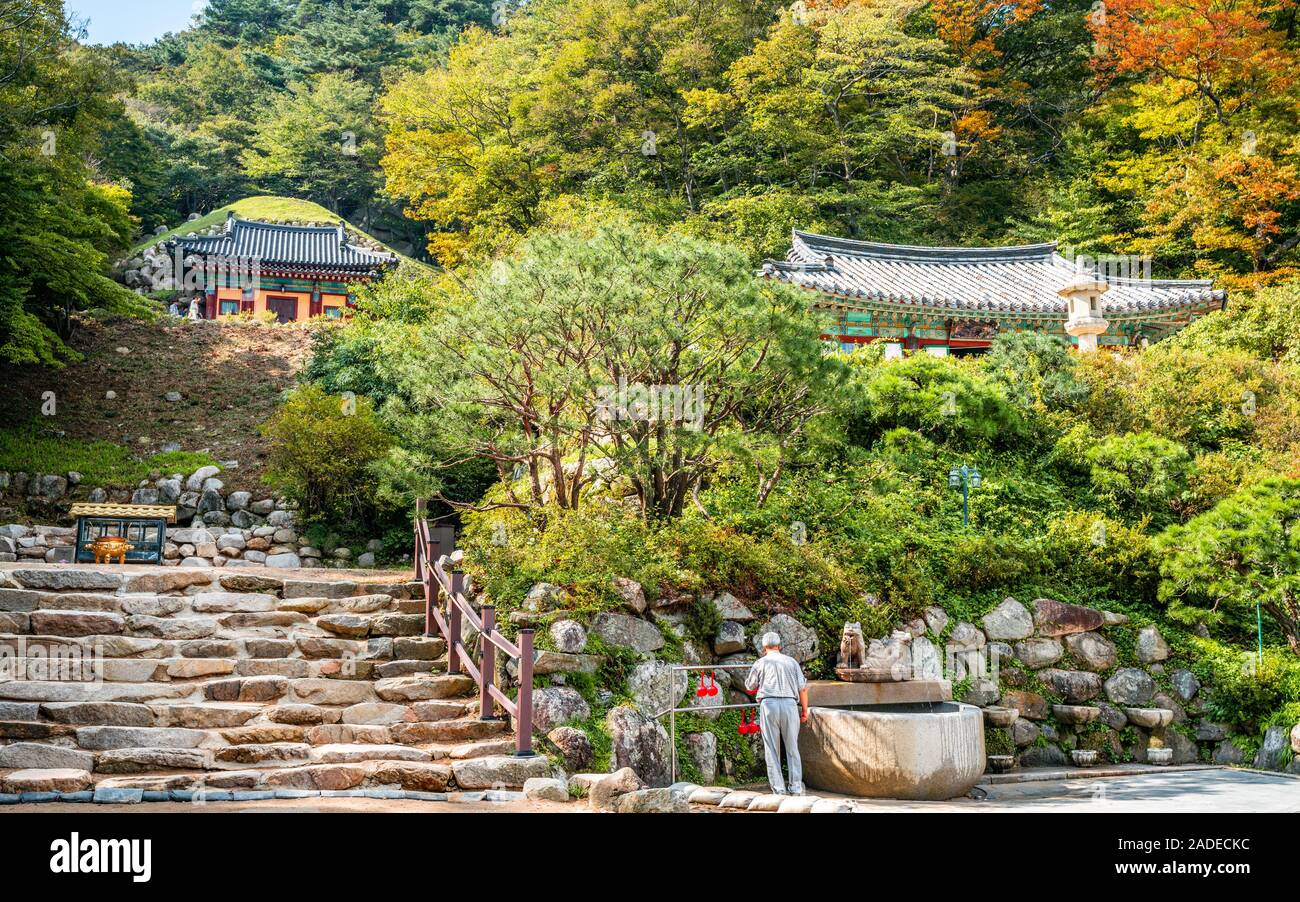 Grotte de Seokguram large vue extérieure un ermitage de Temple Bulguksa complexe dans Gyeongju Corée du Sud aux couleurs de l'automne Banque D'Images