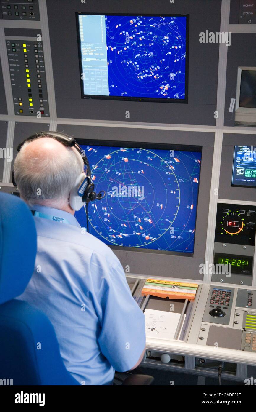 Tour de contrôle de la circulation aérienne à l'opérateur de regarder les écrans radar de l'aéroport de East Midlands, Royaume-Uni. Banque D'Images