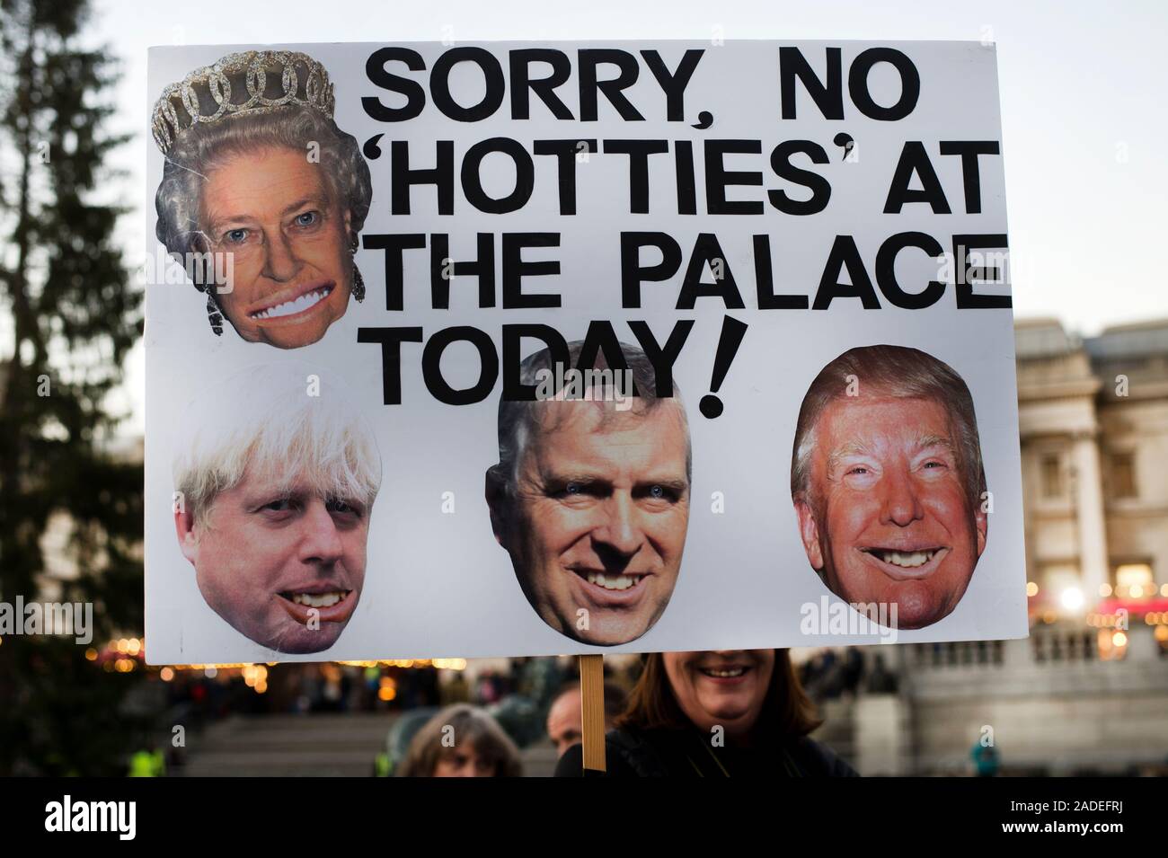 3 décembre 2019 Trafalgar Square. Manifestation anti Trump. Placard à ridiculiser le Prince et que les dirigeants de l'Otan aller à Buckingham Palace Banque D'Images