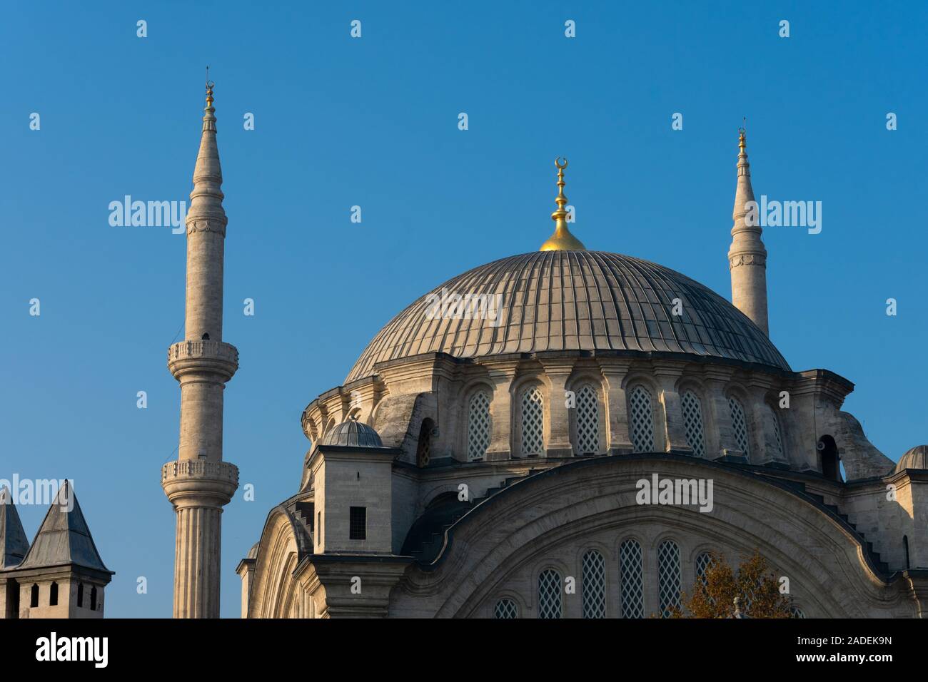 Istanbul, Turquie. 18 novembre, 2019. La mosquée Nuruosmaniye (Nuruosmaniye Camii), un 18e siècle mosquée situé dans le quartier de Cemberlitas Banque D'Images