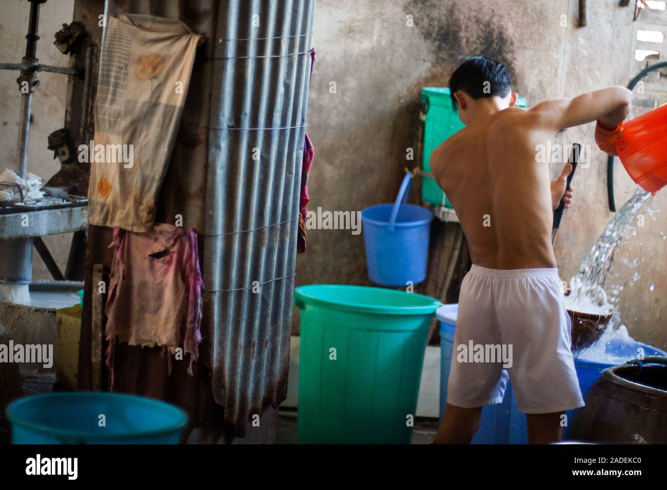 Au cours de l'action des travailleurs dans la production artisanale de nouilles de riz vietnamiens à une petite usine familiale dans Ben Tre, Sud Vietnam. Banque D'Images