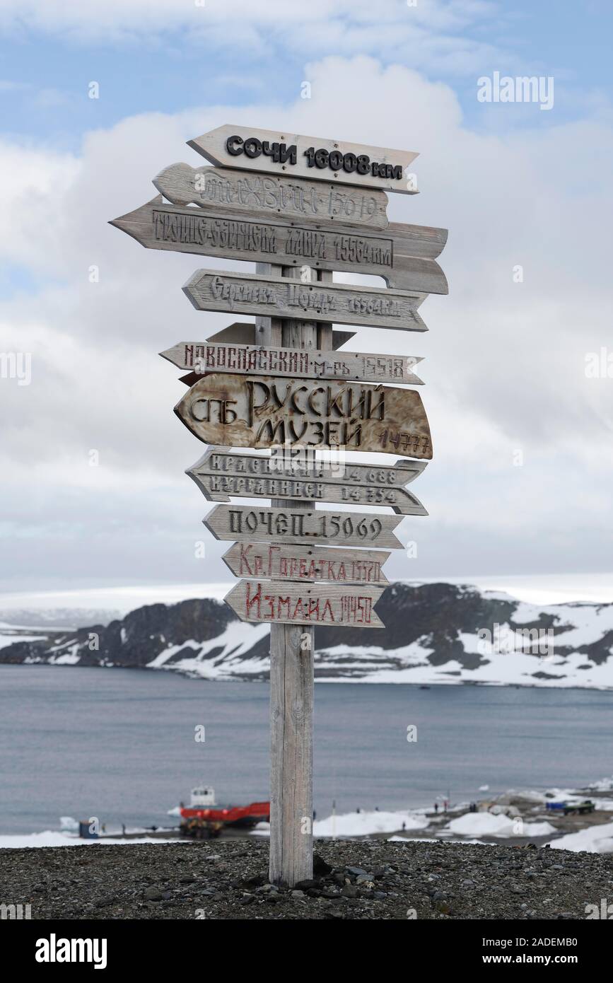 Panneau routier à la Station de recherche antarctique Bellingshausen Ardley, Cove, Maxwell Bay, King George Island, Îles Shetland du Sud Banque D'Images