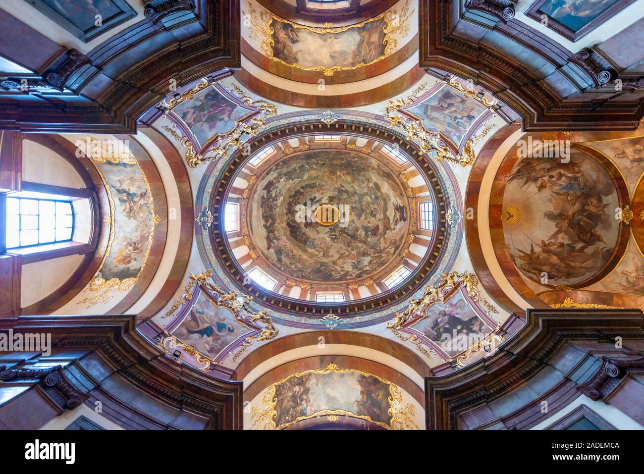 Dome de fresques, vue de l'intérieur, de l'église St François d'Assise, Vieille Ville, Prague Banque D'Images