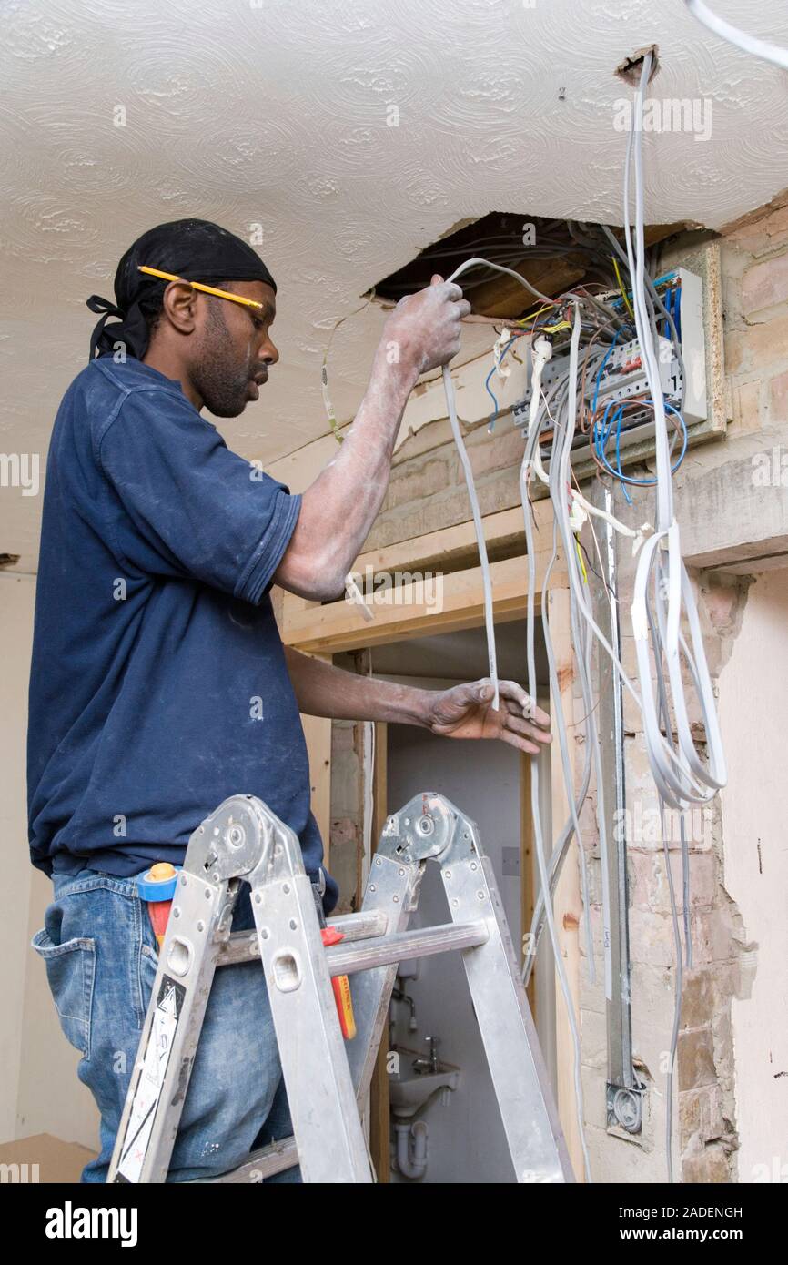 Electricien installation des câbles. Banque D'Images