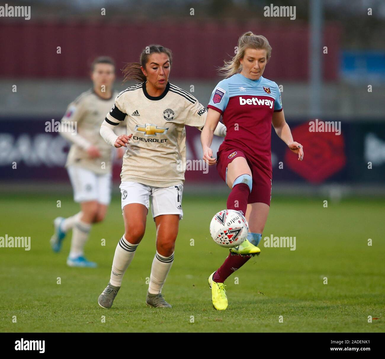 DAGENHAM, EN ANGLETERRE - 01 DÉCEMBRE : Kate Longhurst de West Ham United WFC est titulaire de Katie Zelem Manchester United de femmes au cours de la Barclays Women's Super L Banque D'Images