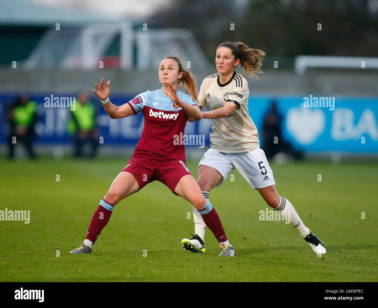 DAGENHAM, EN ANGLETERRE - 01 décembre : L-R Martha Thomas de West Ham United WFC et Abbie McManus de Manchester United au cours de la Barclays Women's Super L Banque D'Images