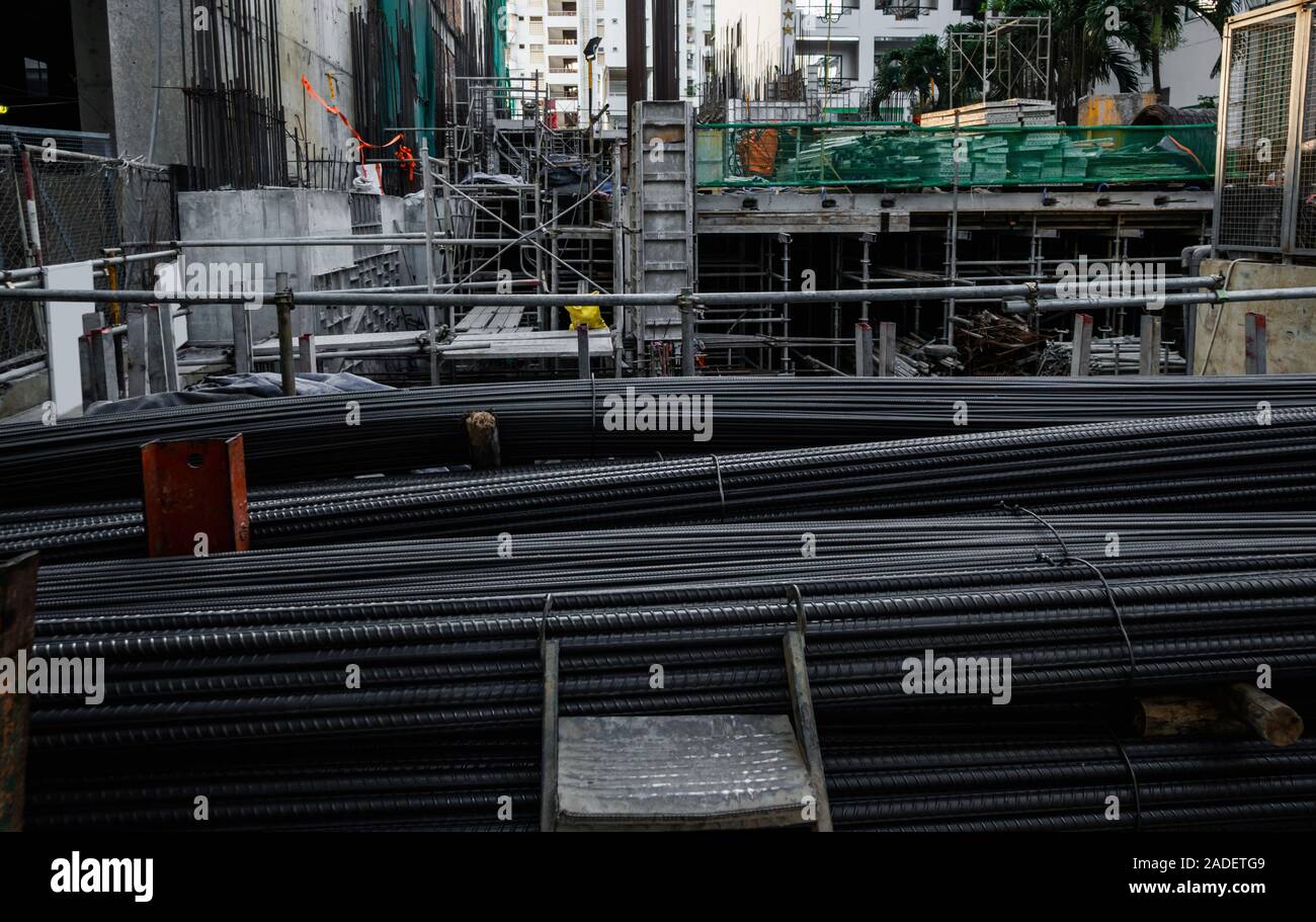 Bâtir l'induit dans l'entrepôt de produits métallurgiques ou sur chantier de construction. Pile de heavy metal avec des barres de renfort profil périodique Banque D'Images