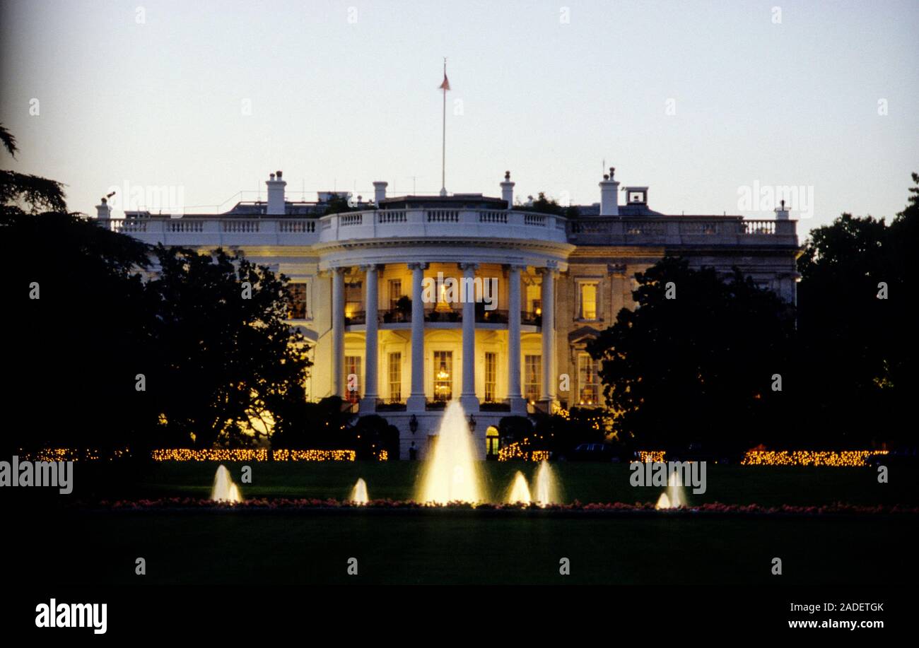 WHITE HOUSE Washington USA avec l'éclairage des façades dans la soirée Banque D'Images