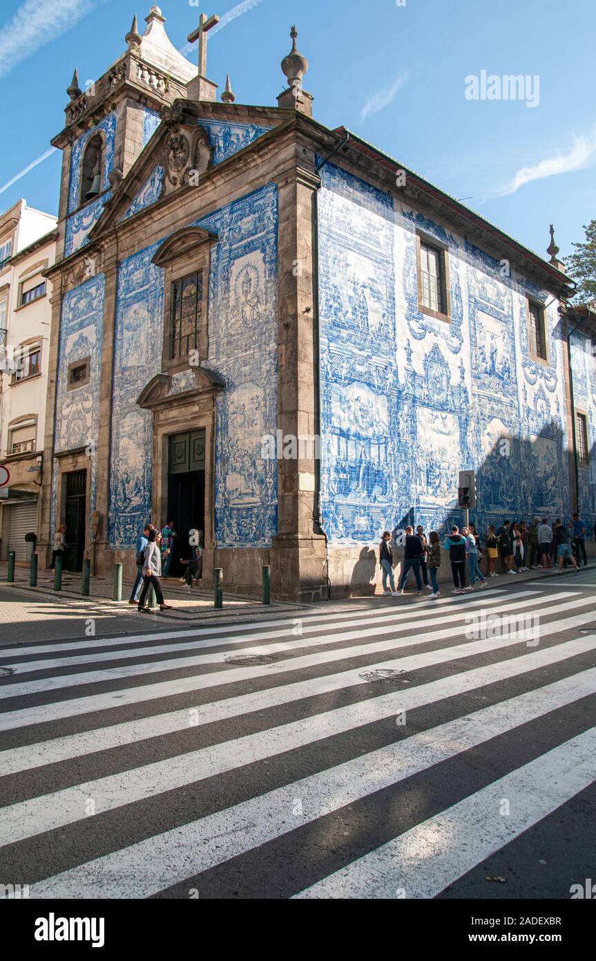 Porto, Portugal. La chapelle Santa Catarina, aka Almas chapelle décorée d'azulejos, le portugais typiques carreaux bleus Banque D'Images
