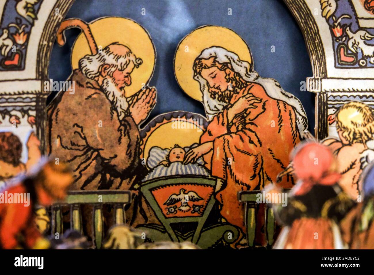 Scène traditionnelle de Noël Nativité. La Vierge Marie et Josef sur le nouveau-né Saint bébé la naissance de Jésus dans un berceau. Ancien modèle de papier tradition de Noël Banque D'Images