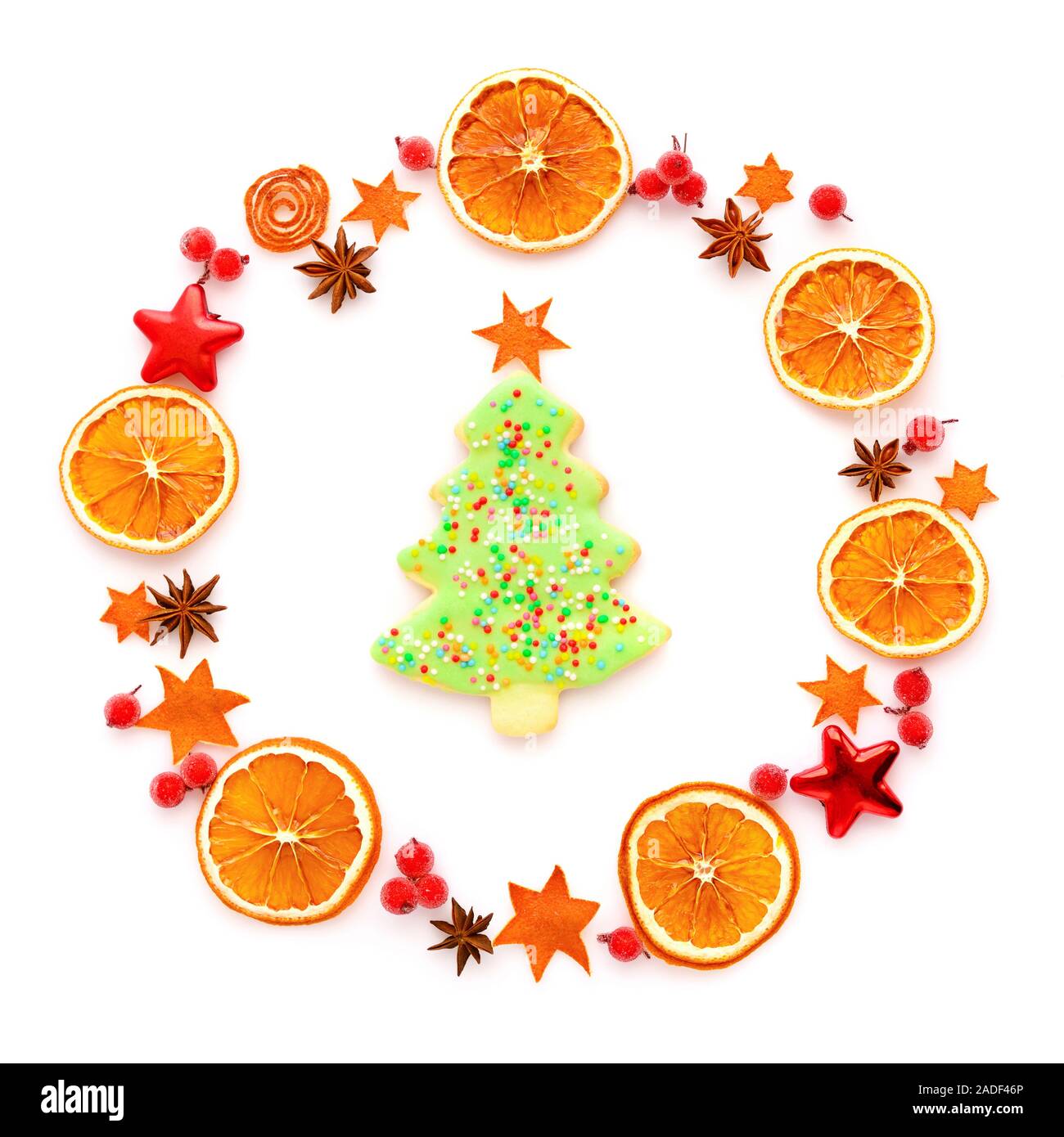 Forme arrondie avec orange séchée, les biscuits de Noël, l'anis étoile sur fond blanc. Mise à plat, vue du dessus Banque D'Images