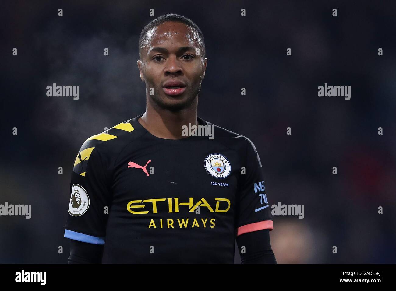 BURNLEY, ANGLETERRE - 03 DÉCEMBRE : Raheem Sterling de Manchester City pendant le premier match de championnat entre Burnley FC et Manchester City à Turf Moor le 3 décembre 2019 à Burnley, Royaume-Uni. (Photo de MO Media) Banque D'Images