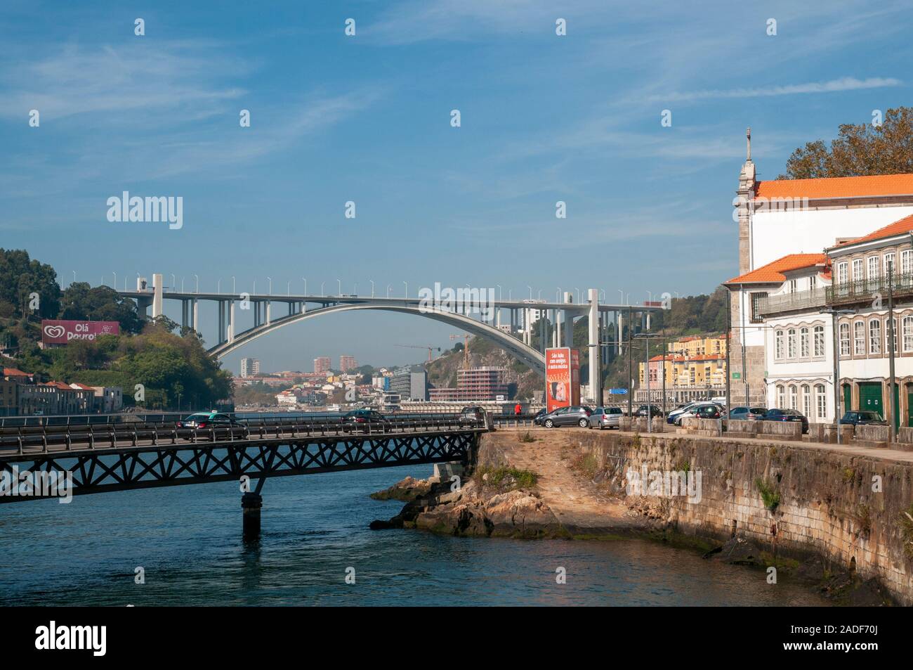 Ponte da Arrábida (Arrábida Bridge) est un pont à arches de béton armé, qui comporte six voies de circulation sur le fleuve Douro, entre Porto un Banque D'Images