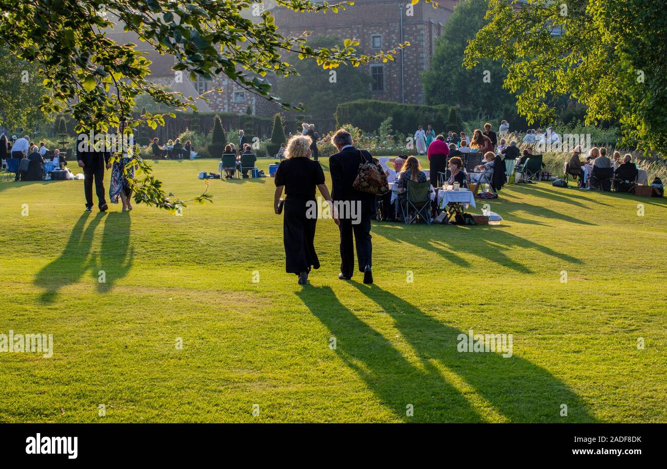 Glyndebourne Opera Festival, Sussex, au cours de l'intervalle de La Flûte enchantée de Mozart Banque D'Images