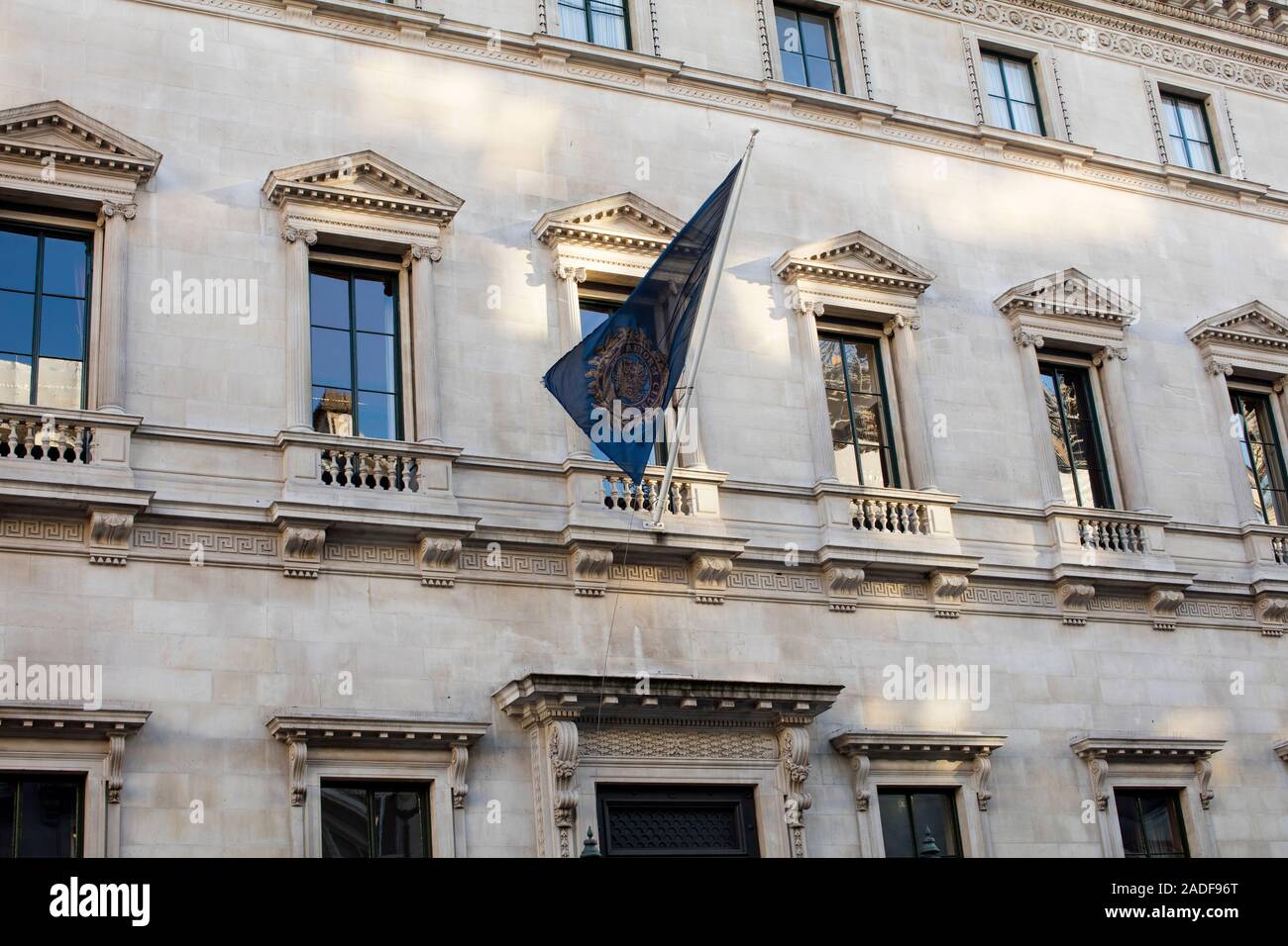 Extérieur du Reform Club, Pall Mall, Londres, montrant le drapeau de la réforme, la façade du premier étage avec balcon et les fenêtres donnant sur le Pall Mall Banque D'Images