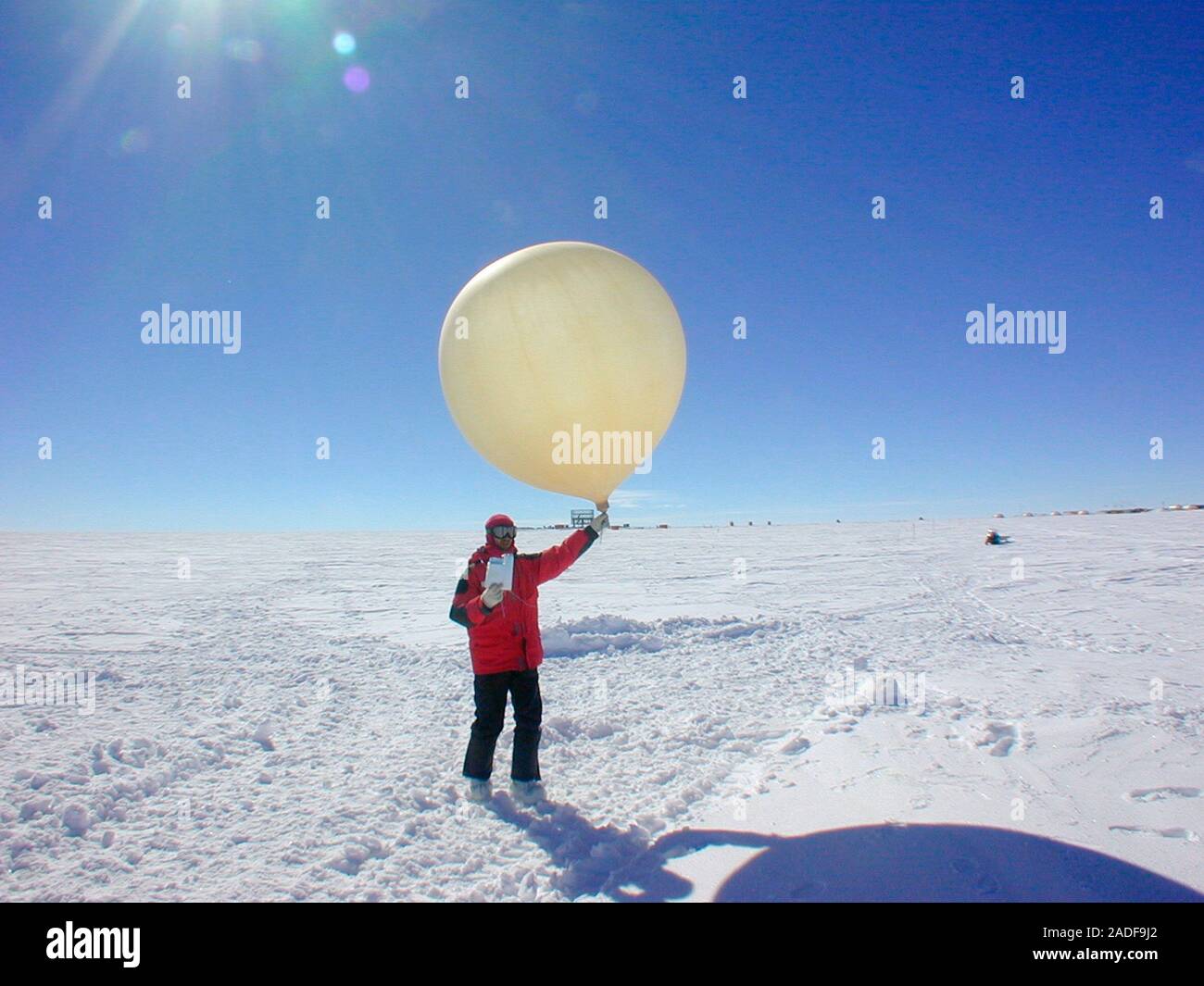 Ballon météo antarctique recherche. La libération d'un ballon météo,  chercheur à l'Université Concordia, une station de recherche en Antarctique.  La base était comple Photo Stock - Alamy