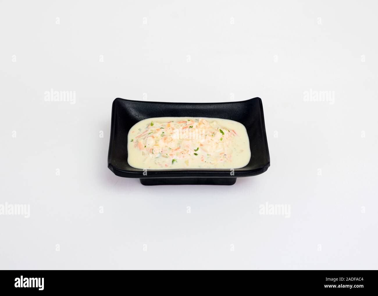 Mayonnaise sauce aigre-douce avec salade et ebiko en noir tasse de nourriture japonaise Banque D'Images