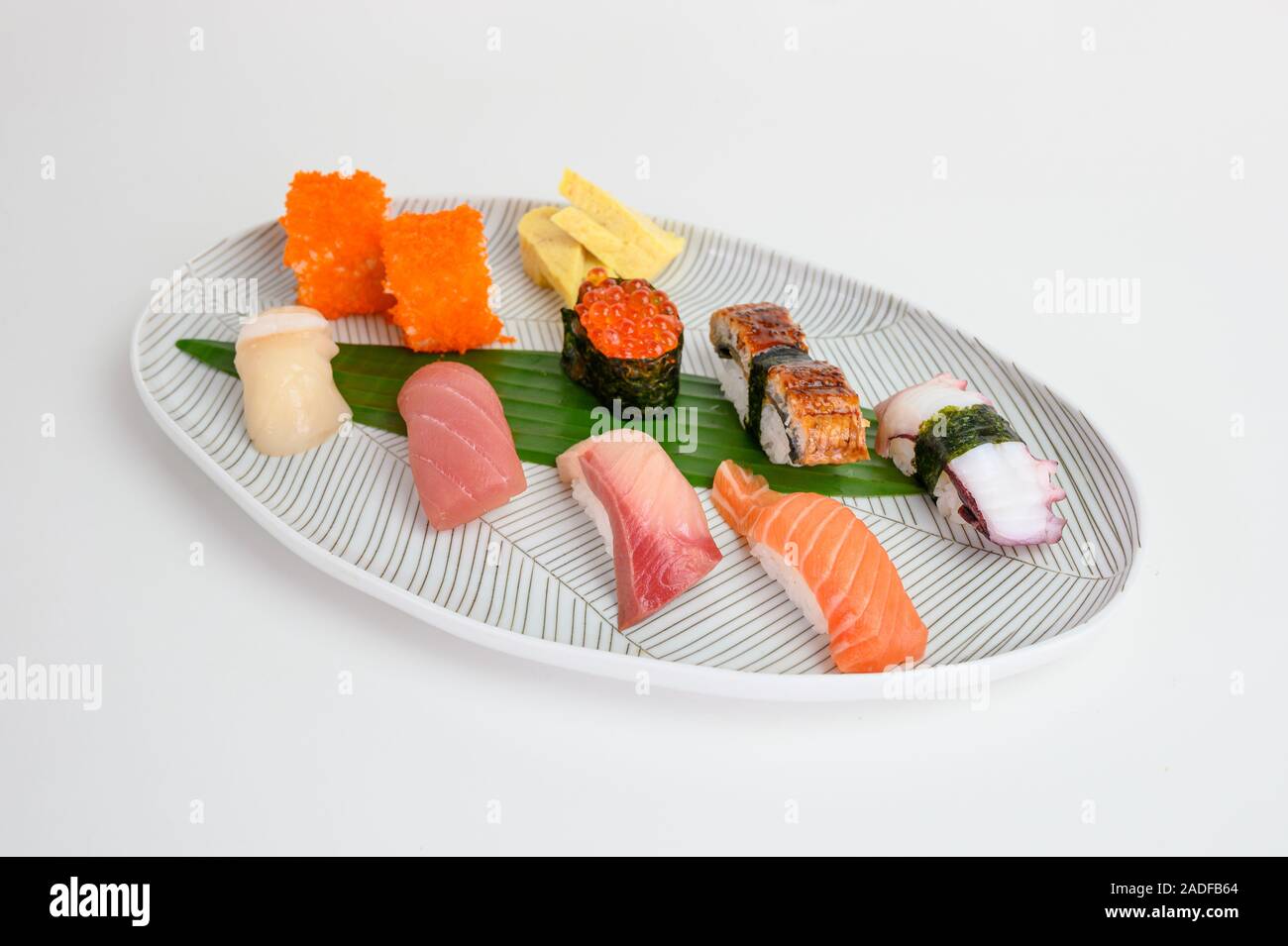 Variété de sushis nigiri japonais ensemble d'aliments traditionnels on white plate Banque D'Images